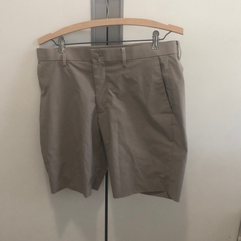 UNIQLO lightweight khaki stretch short